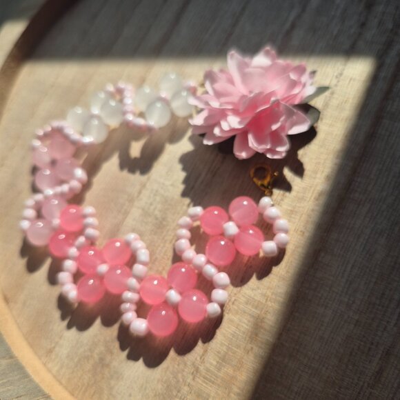 Handmade fading pink flower bracelet - Picture 1 of 6